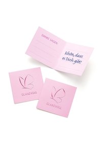 Ružová pohľadnica so značkou motýľa a embosovaným nápisom "GLANZVOLL". Vo vnútri sa nachádza rukou napísaný text a prázdne riadky na personalizáciu.
