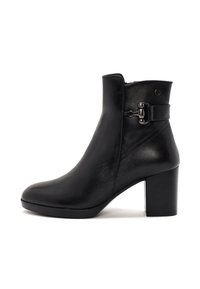 Stivaletto in pelle nera con punta rotonda, chiusura con zip, dettaglio con fibbia laterale e tacco quadrato texturizzato.