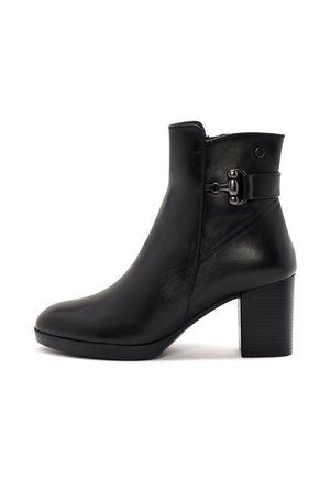 Stivaletto in pelle nera con punta rotonda, chiusura con zip, dettaglio con fibbia laterale e tacco quadrato texturizzato.