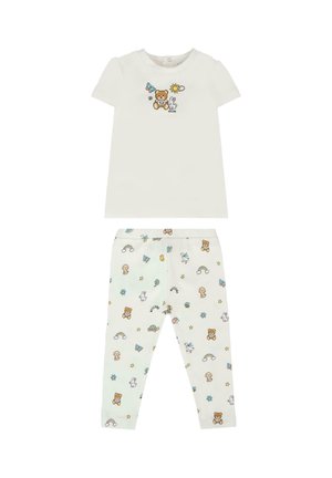 Conjunto blanco de manga corta para niño pequeño con oso de peluche, conejo, sol y mariposa en la parte superior, y pantalones con estampado de arcoíris, animales y estrellas.