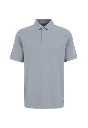 Polo de color azul claro con canalé, cuello, tapeta de tres botones y mangas cortas. La tela tiene una textura suave. Sin patrones visibles ni acentos.