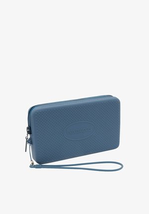 Cartera de goma azul con un patrón hexagonal texturizado, forma rectangular redondeada, cierre con cremallera y correa para la muñeca para mayor comodidad al llevarla.