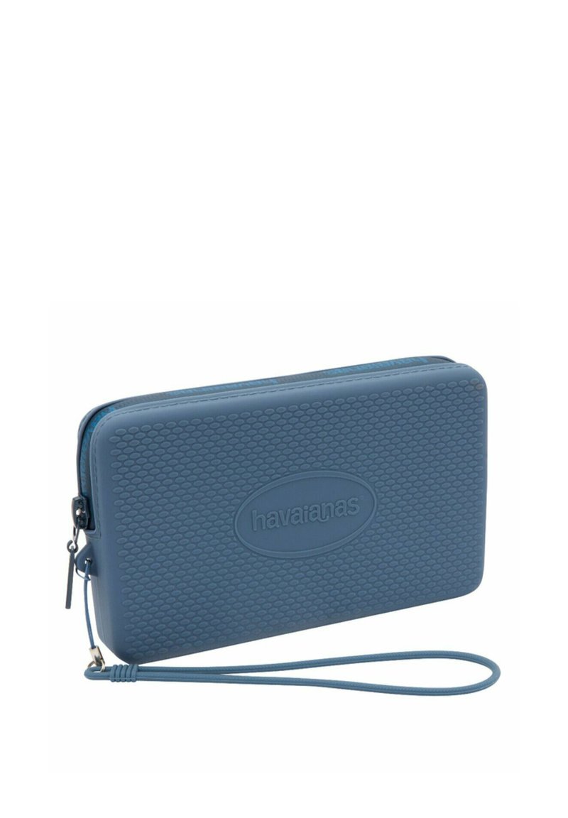 Portafoglio in gomma blu con un motivo esagonale testurizzato, forma rettangolare arrotondata, chiusura con zip e una tracolla per una maggiore comodità nel trasporto.