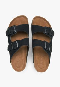 Zwarte suede sandalen met twee verstelbare straps en een gestructureerde bruine voetbed, voorzien van rechthoekige gespen en een platte zool.