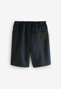 Pantaloni corti blu navy realizzati in tessuto morbido, con vita elastica e una tasca posteriore con bottone, caratterizzati da un design su misura.