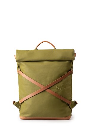 Zaino verde a roll-top con dettagli in pelle marrone, caratterizzato da un design minimalista, spallacci regolabili e un dettaglio logo stampato.