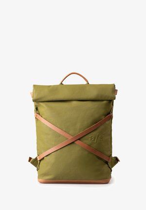 Groene roll-top rugzak met tan leren accenten, voorzien van een minimalistisch ontwerp, verstelbare schouderbanden en een gegraveerd logo-detail.