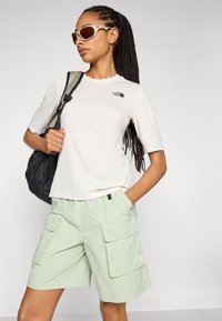 The North Face SHADOW SHORT SLEEVE  - Spordi T-särk - white dune