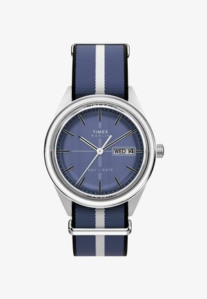 Timex Marlin pulksteņiem ir nerūsējošā tērauda korpuss, zila saskarne, melni stundu rādītāji un tumši zilas auduma siksniņas ar baltām svītrām. Iekļauta dienas-dates rādītāja funkcija.