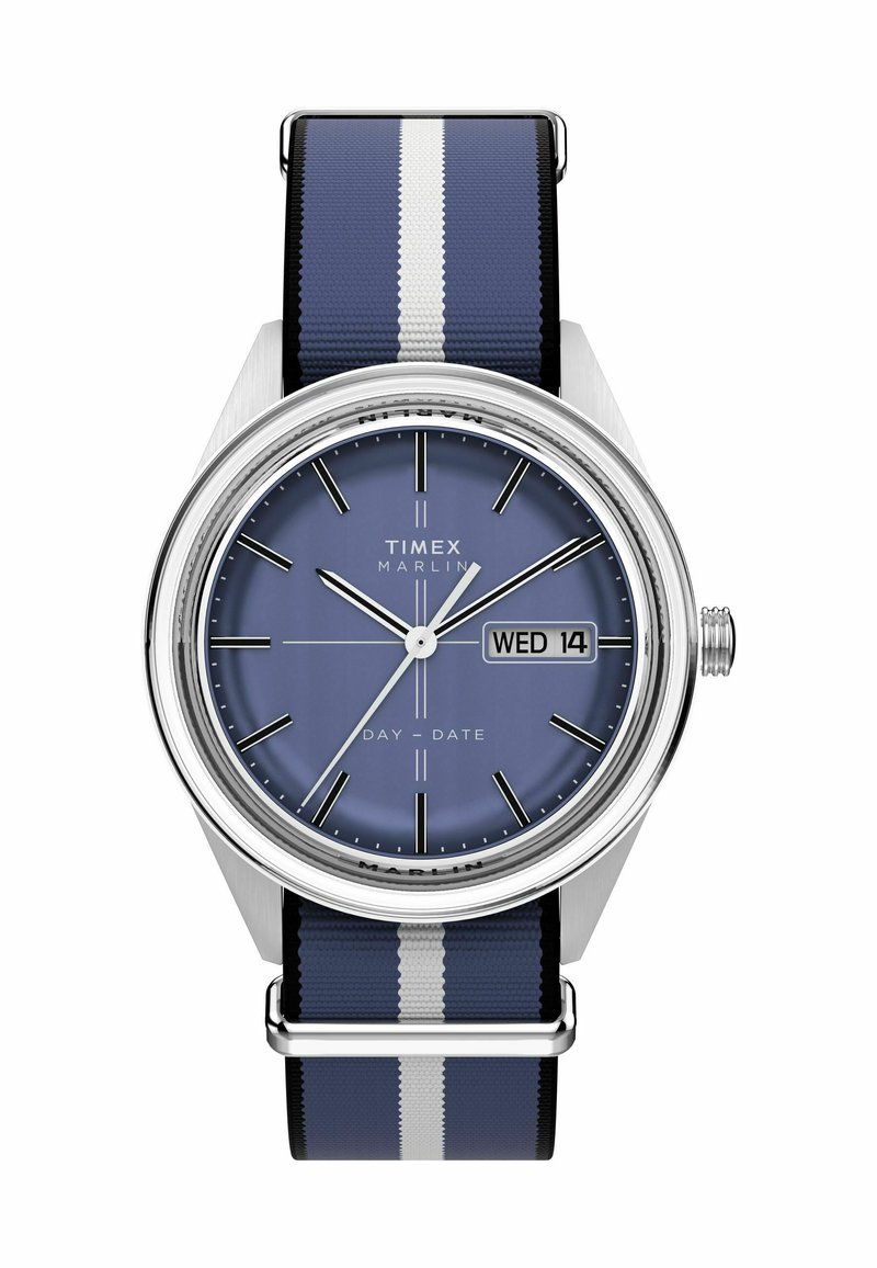 Timex Marlin pulksteņiem ir nerūsējošā tērauda korpuss, zila saskarne, melni stundu rādītāji un tumši zilas auduma siksniņas ar baltām svītrām. Iekļauta dienas-dates rādītāja funkcija.