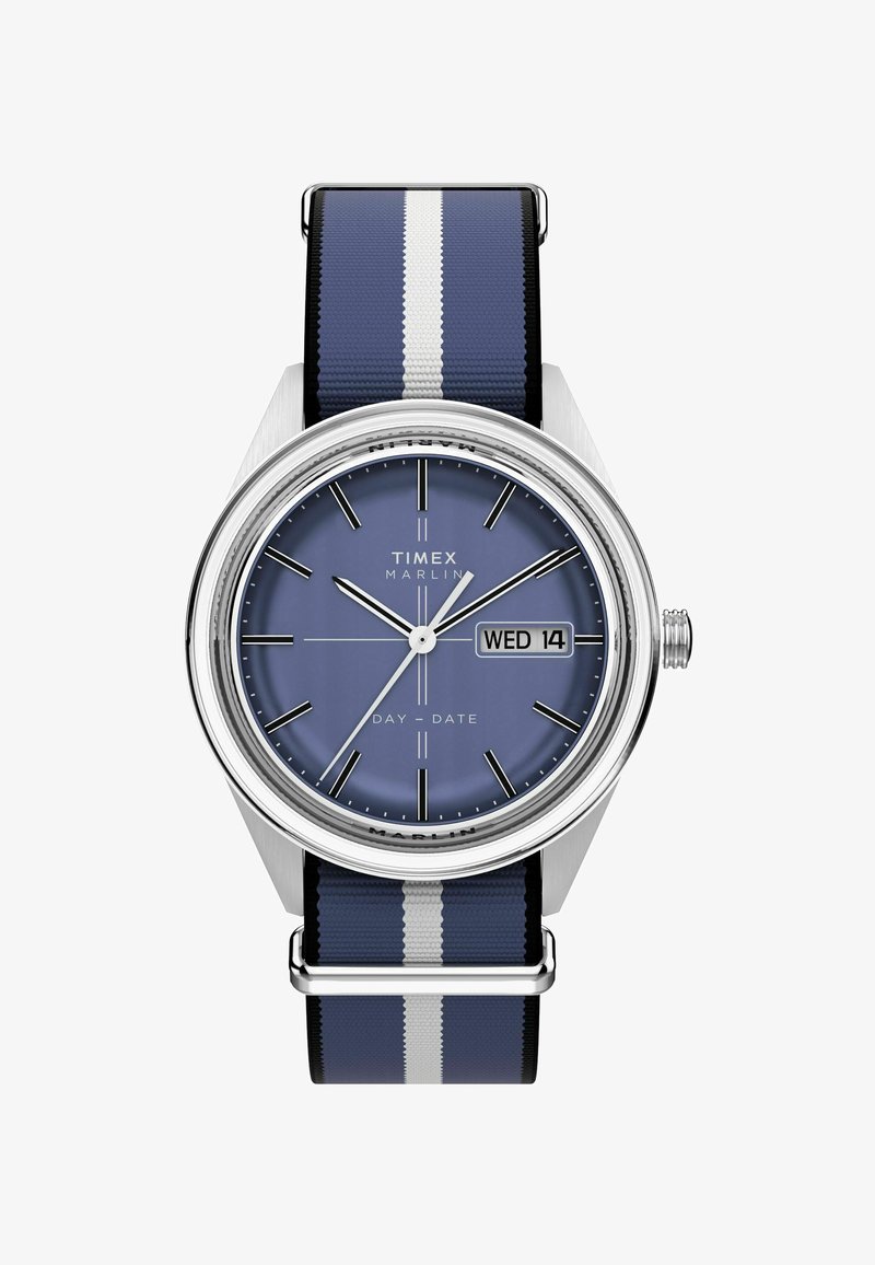 Timex Marlin-klockan har ett hölje i rostfritt stål, blå urtavla, svarta timmarkörer och ett marinblått textilband med vita ränder. Den har en visning för dag och datum.