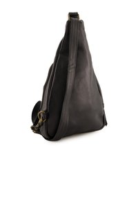 Černá kožená křížová taška s hladkým povrchem, zapínáním na zip a nastavitelným popruhem. Má zjednodušený, trojúhelníkový tvar.