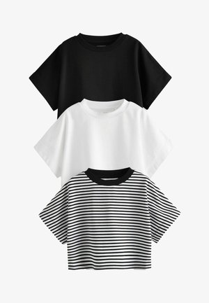 Drie t-shirts gestapeld: zwart, wit en een zwart-witte gestreepte uitvoering. Alle hebben korte mouwen en ronde halslijnen. Katoenen textuur.
