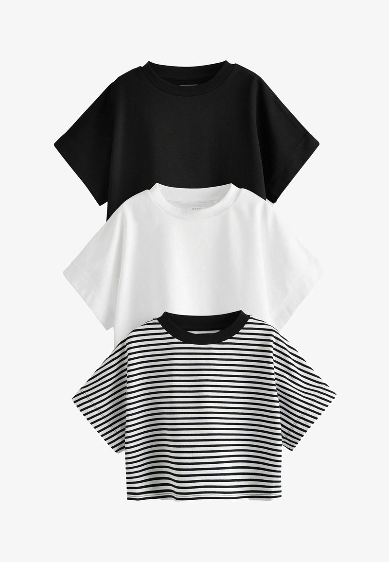 Tre t-shirts stablet: sort, hvid og en sort-hvid stribet design. Alle har korte ærmer og rund halsudskæring. Bomuldsstruktur.