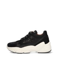 Baskets noires avec tige en daim et mesh, design texturé, accents réfléchissants et épaisse semelle en caoutchouc blanche. Comprend des lacets noirs et un onglet au talon.