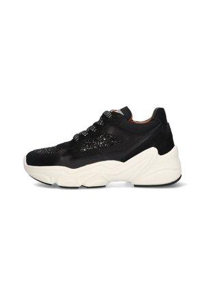 Baskets noires avec tige en daim et mesh, design texturé, accents réfléchissants et épaisse semelle en caoutchouc blanche. Comprend des lacets noirs et un onglet au talon.