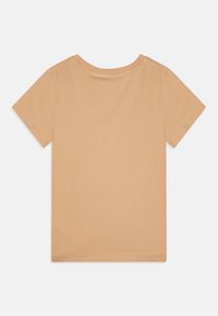 Camiseta corta de manga corta beige, plana, mostrando el lado posterior con escote redondo sobre un fondo blanco.