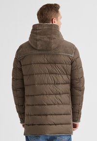 Braune Pufferjacke mit einer strukturierten, wildlederähnlichen Kapuze. Verfügt über horizontale Nähte, elastische Bündchen und zwei Seitentaschen.