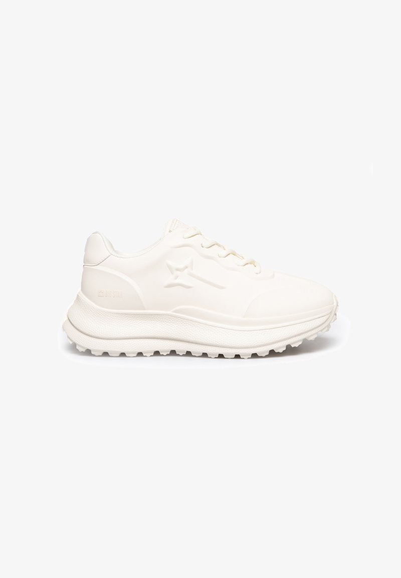 Bílé tenisky s hladkým syntetickým svrškem, texturovanou podrážkou, kulatou špičkou a detailem hvězdy na boku. Tlustá, polstrovaná podrážka.