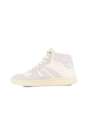 Baskets montantes en cuir gris clair et blanc cassé. Elles présentent une surface lisse, des accents en daim texturé et une semelle en caoutchouc.