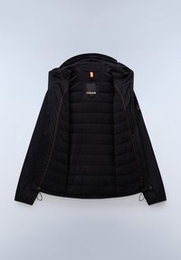 Svart vadderad jacka med orangea sömmar och logotypmärke på vänster ärm, öppen för att visa det mjuka texturerade foder och varumärkesetikett inuti kragen.