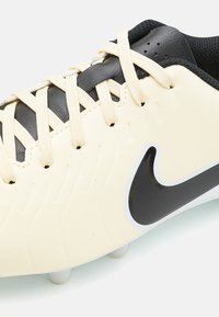 Nike Performance LEGEND 10 CLUB UNISEX - Scarpe da calcetto con tacchetti - lemonade/black/metallic gold coin