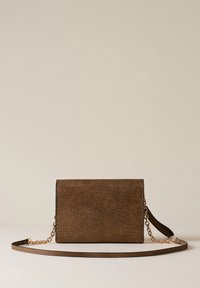 Sac en bandoulière rectangulaire marron texturé avec une fine sangle et des accents en chaîne dorée, présenté sur un fond neutre.