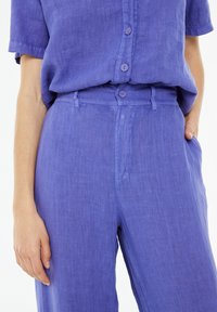 System Action Housut - morado