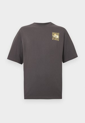 Tumehall lühikeste varrukatega T-särk, millel on vasakul rinnal väike kollase mustriga The North Face'i logo.