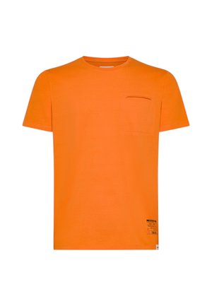 Maglietta arancione brillante a maniche corte con una piccola tasca sul petto e un'etichetta stampata vicino all'orlo inferiore su sfondo bianco.