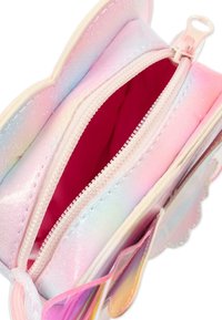 Portafoglio compatto in materiale rosa iridescente, con un design a scallop, doppie tasche con zip e un vivace interno rosso.