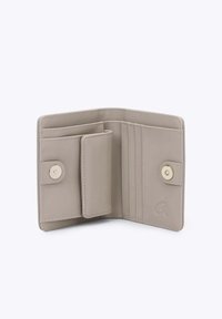 Cartera plegable beige abierta, mostrando múltiples ranuras para tarjetas, un bolsillo para monedas con botones a presión en ambos lados y detalles cosidos.