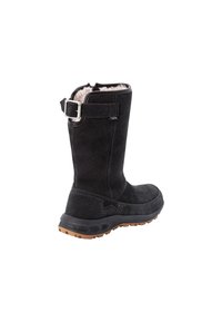 Bottes en suède noir mi-mollet avec une semelle en caoutchouc robuste, une sangle à boucle ajustable et une doublure intérieure douce. Présente une finition légèrement texturée.