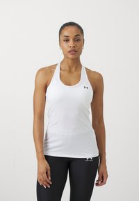 Weißes Sport-Tanktop mit Netzstruktur und Racerback-Design, ausgestattet mit einem schwarzen Under Armour-Logo auf der linken Brust und am Bund.