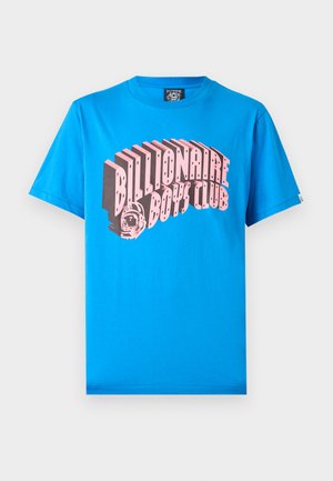 Blauw katoenen t-shirt met een opvallende roze print waarop "Billionaire Boys Club" staat, met een gestileerd ontwerp en een astronautdetail.