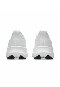 Zapatillas deportivas blancas con parte superior de malla texturizada, mediopie blanco acolchado y suela de goma negra. La vista trasera muestra líneas suaves.