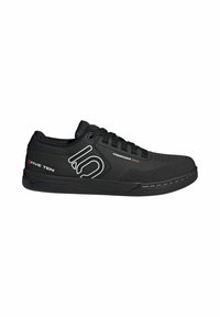Scarpe da ciclismo nere con tomaia in mesh traspirante, suola in gomma e dettagli del logo bianchi. Presentano una chiusura con lacci e una punta rinforzata.