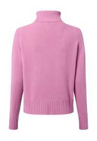 Roze trui met een hoge ribgebreide kraag, lange mouwen en ribgebreide zoom. Zachte textuur en een klassieke rechte vorm.