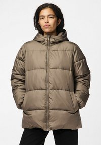 Giacca puffer khaki con cappuccio, dotata di chiusura a zip frontale e design a quadretti cuciti. Tessuto morbido e lucido con tasche laterali.