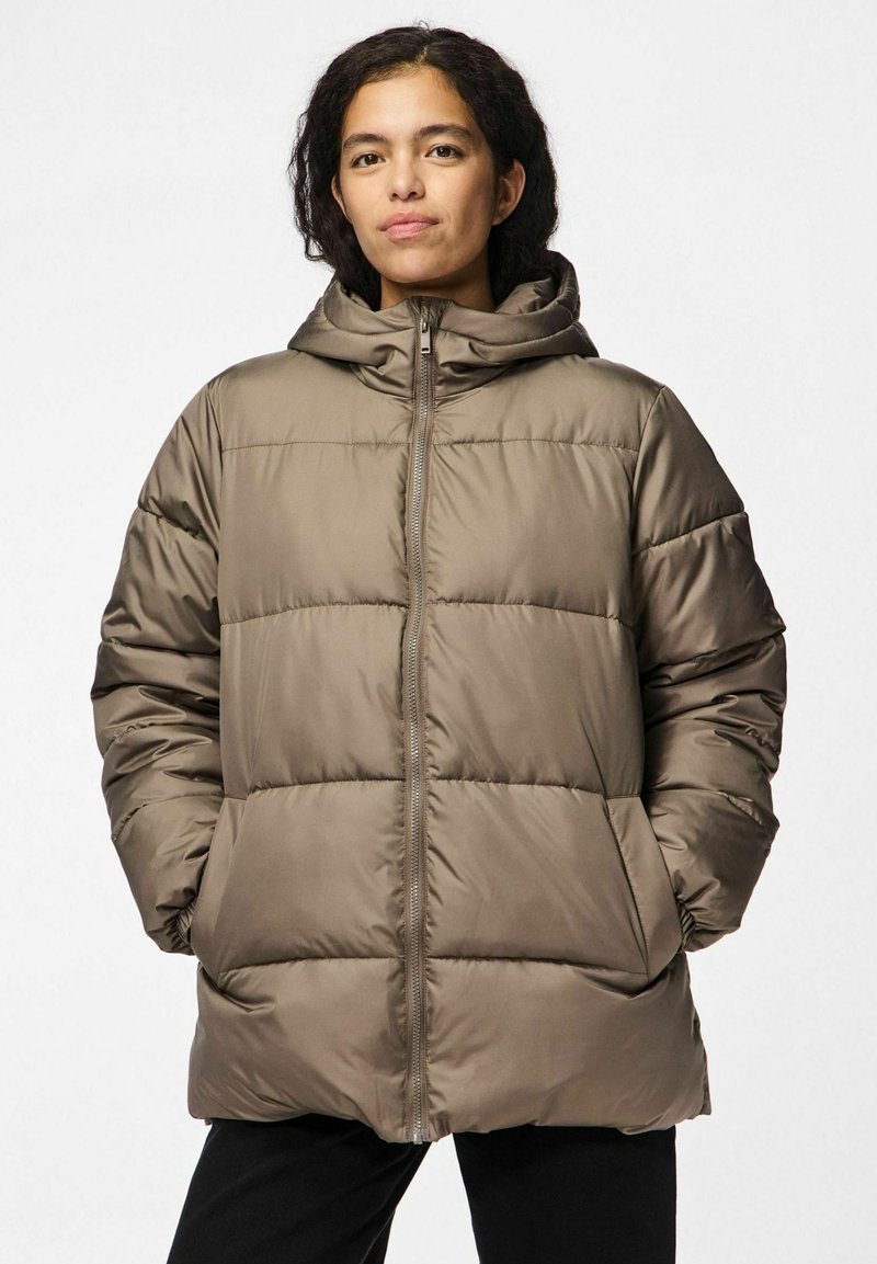 Giacca puffer khaki con cappuccio, dotata di chiusura a zip frontale e design a quadretti cuciti. Tessuto morbido e lucido con tasche laterali.