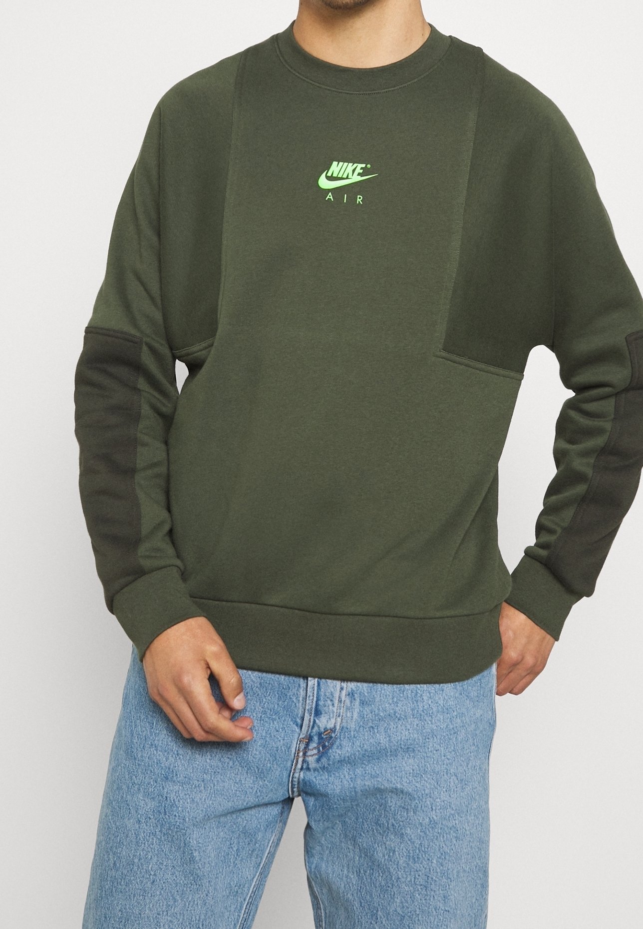 nike crewneck sweatshirt with front pocket