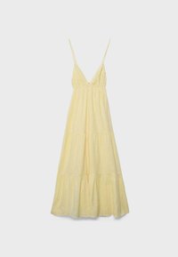 Robe maxi jaune clair sans manches avec fines bretelles, décolleté en V et jupe à volants à étages sur fond uni.