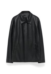 Giubbotto in pelle nera con colletto, maniche lunghe e due tasche laterali. Texture liscia, design minimalista senza chiusure visibili.