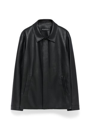 Zwarte leren jas met een kraag, lange mouwen en twee zijzakken. Glad textuur, minimalistisch ontwerp zonder zichtbare sluitingen.