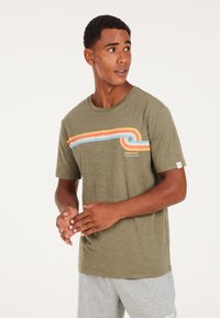 Camiseta de manga corta en verde oliva con un patrón de olas multicolores en el pecho. Tejido suave y texturizado con cuello redondo.