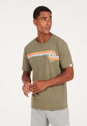 T-shirt à manches courtes de couleur vert olive avec un motif de vagues multicolores au niveau de la poitrine. Tissu doux et texturé avec un col rond.