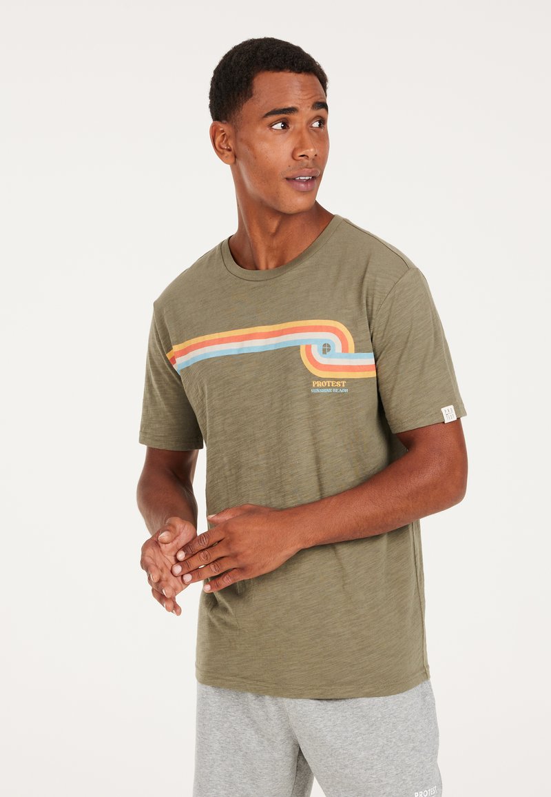Camiseta de manga corta en verde oliva con un patrón de olas multicolores en el pecho. Tejido suave y texturizado con cuello redondo.
