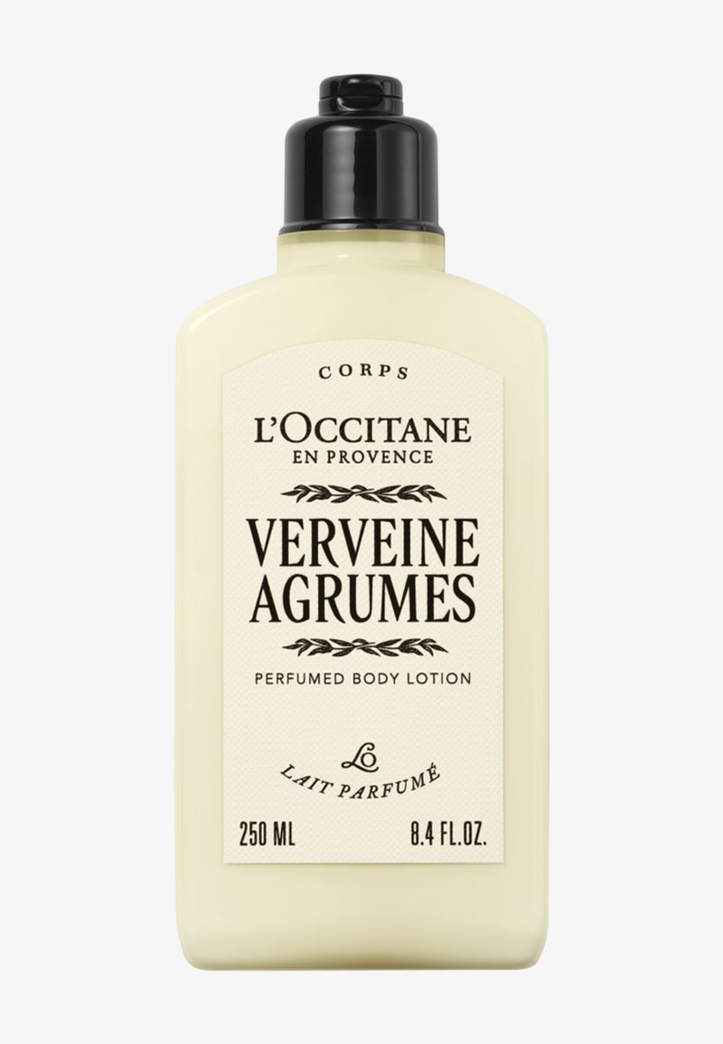 Lotion pour le corps parfumée L'Occitane Verveine Agrumes dans un flacon jaune pâle avec un bouchon à clapet noir, 250 ml, 8,4 fl. oz., étiquette en texte noir.