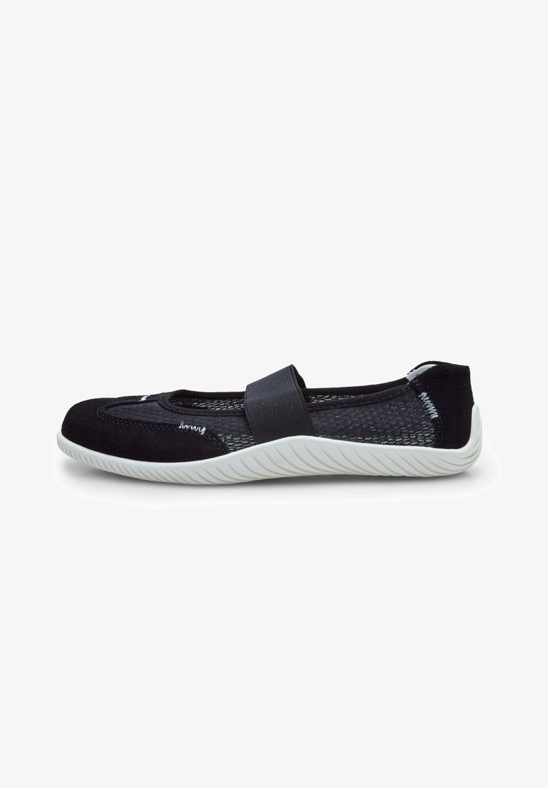 Črne slip-on čevlje z mrežno zgornjo, kontrastno belo gumijasto podplato in dekorativnim elastičnim trakom. Ima zaobljen dizajn nosu.