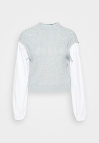 Pullover a coste grigio chiaro con collo alto, dotato di maniche lunghe e ample in bianco. Design cropped con dettagli delle cuciture a vista.